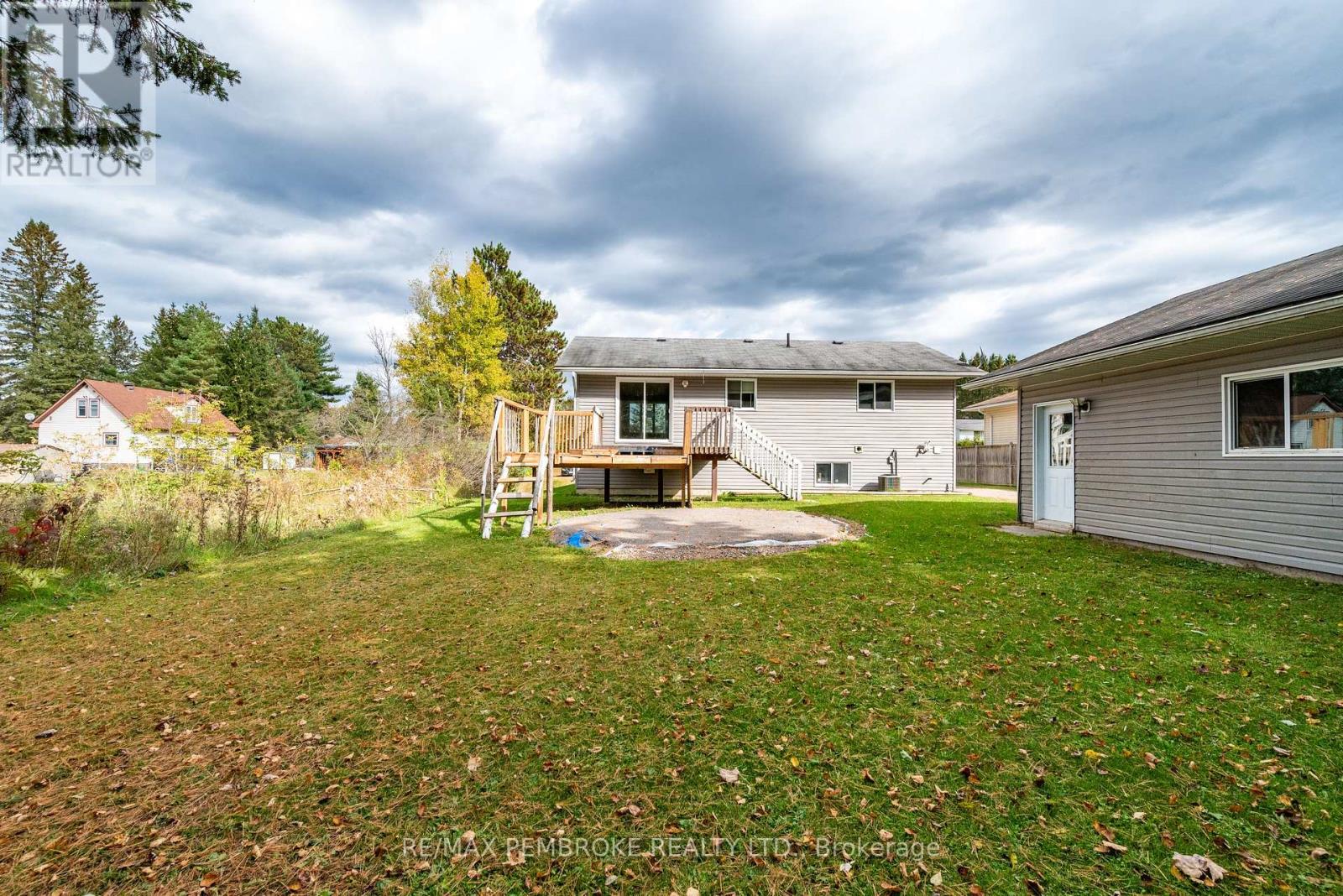 18 JOSEPH STREET, Laurentian Hills — photo 9