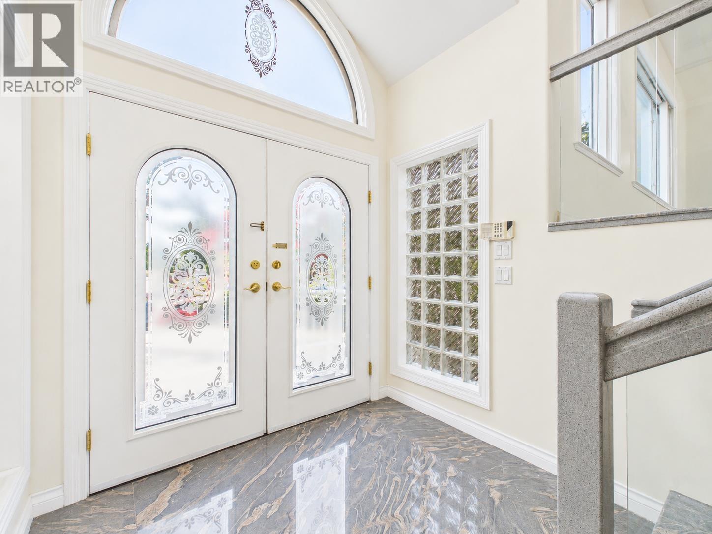 Photo of 825 EVERETT CRESCENT 3