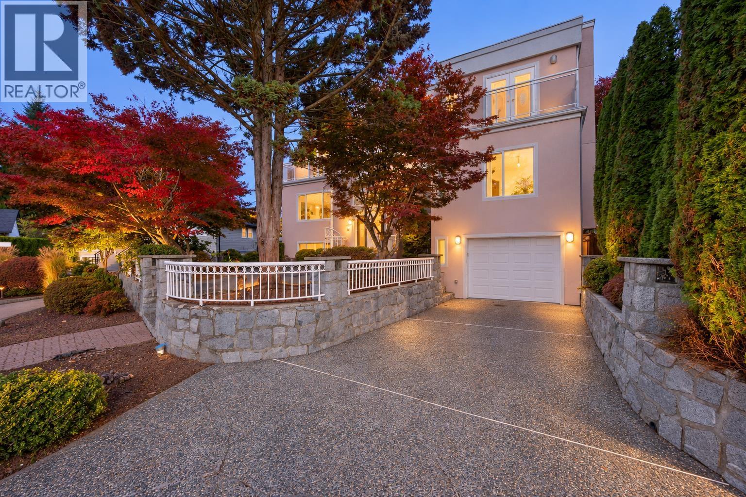 Photo of 825 EVERETT CRESCENT 2