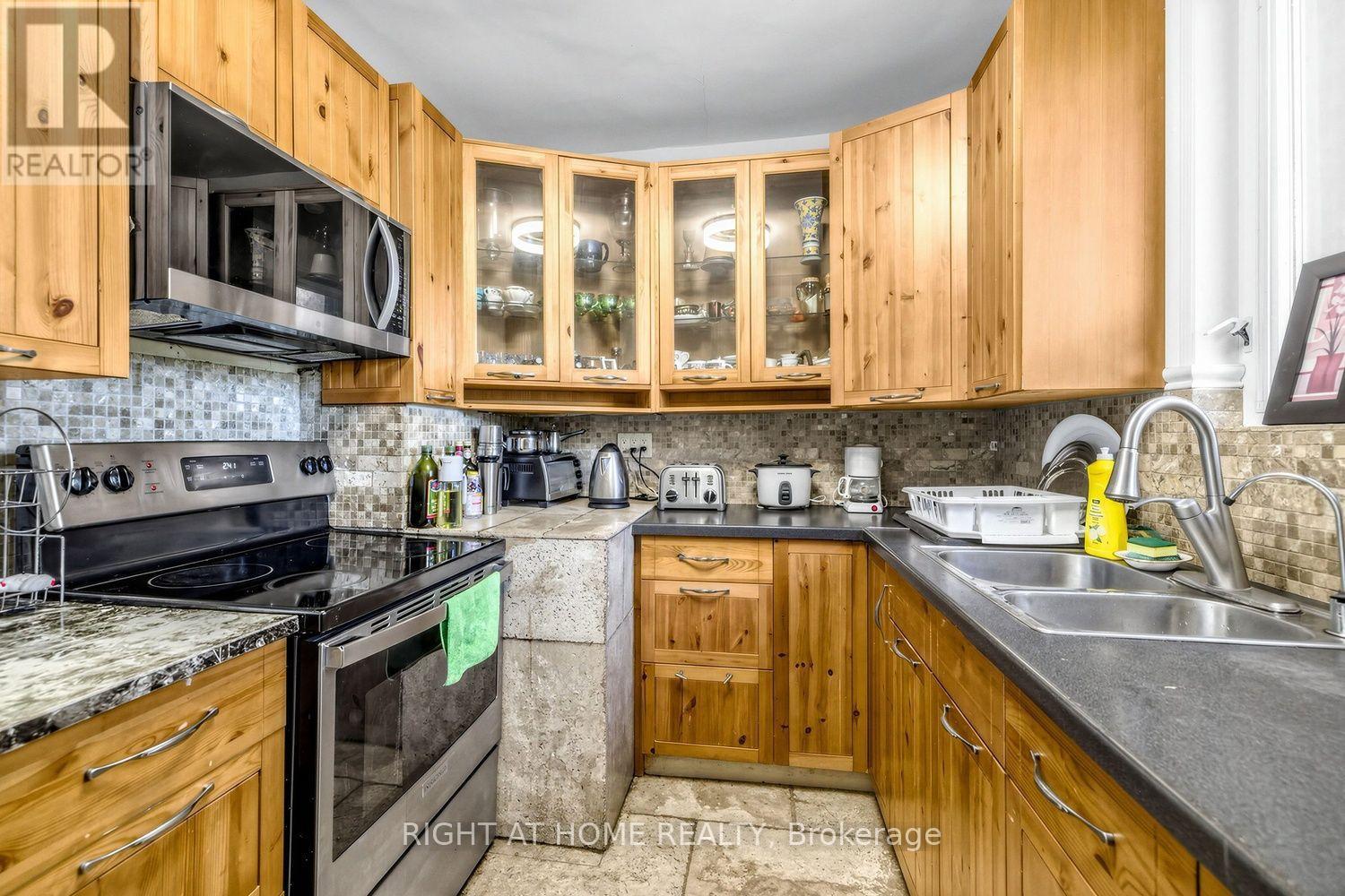 44 CONNAUGHT AVENUE - 17