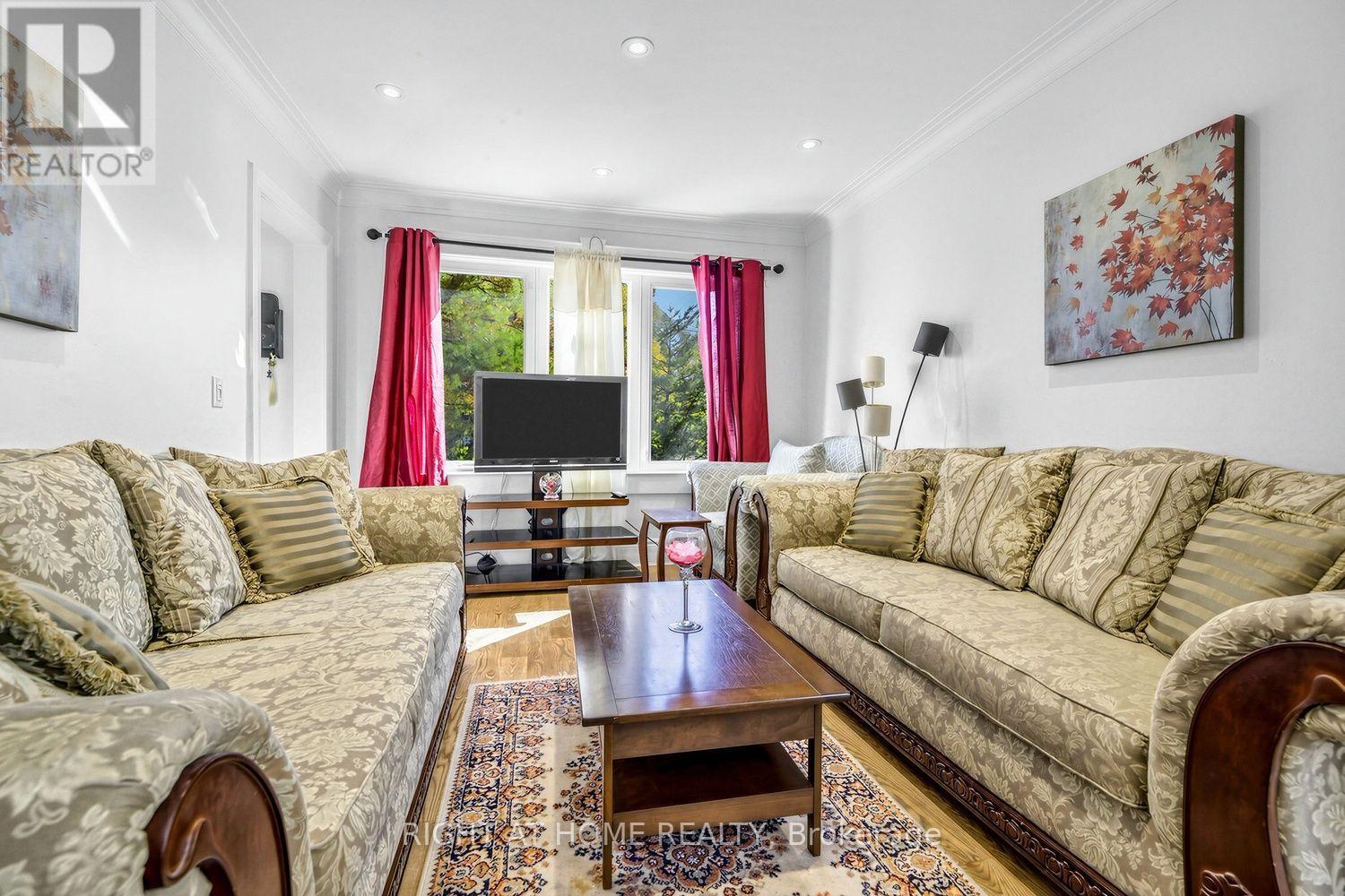 44 CONNAUGHT AVENUE - 12