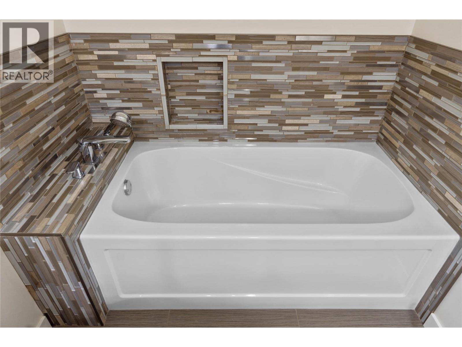 710 Hayward Place, Kamloops - Image 1