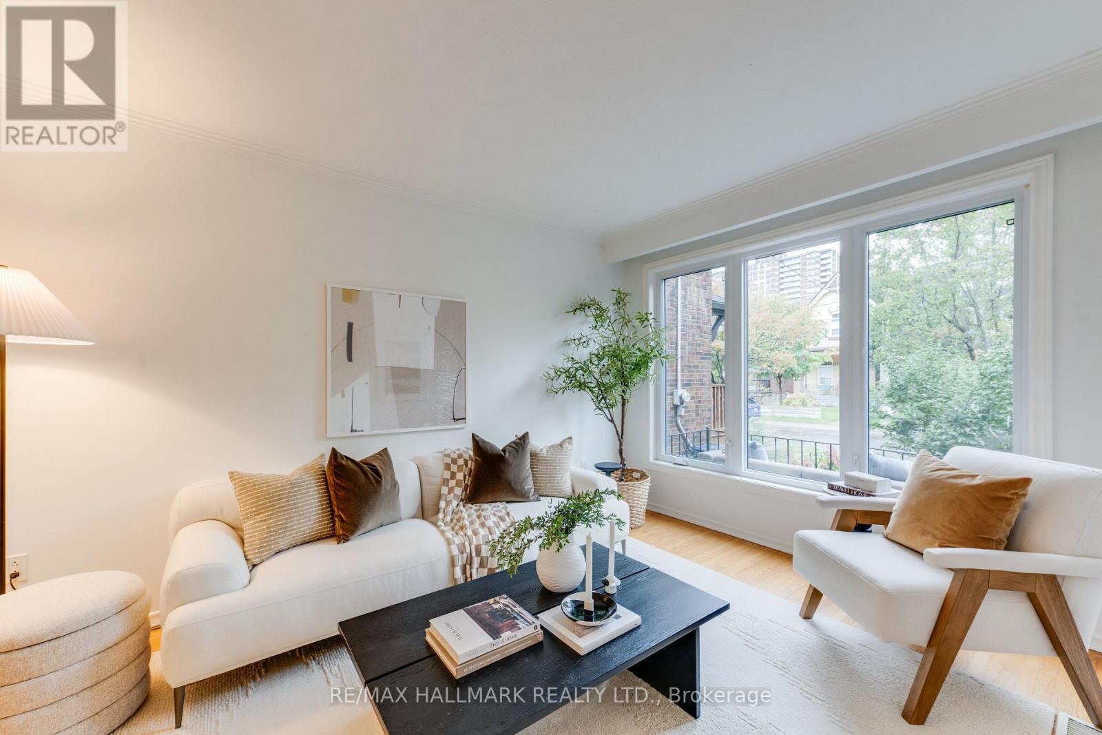 45 Sorauren Avenue, Toronto, ON photo 3