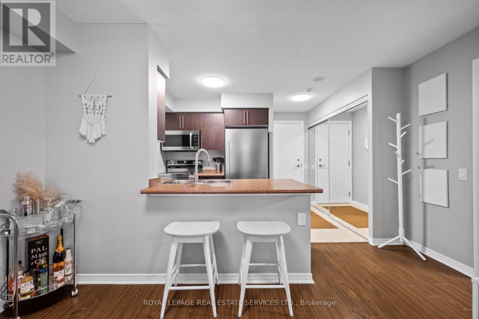 834- 60 Heintzman Street, Toronto, ON photo 4