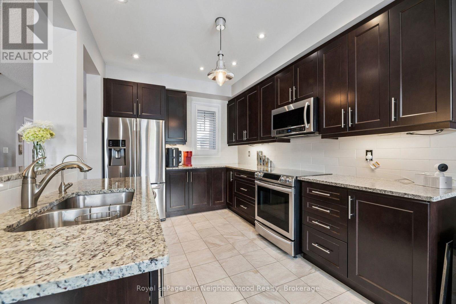 308 Lakebreeze Drive, Clarington, ON photo 12