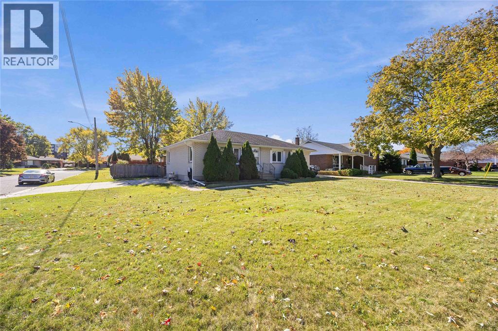 913 WEDGEWOOD AVENUE, Sarnia — photo 2