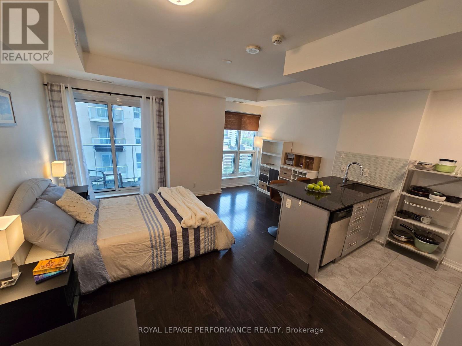 1808 - 242 Rideau Street