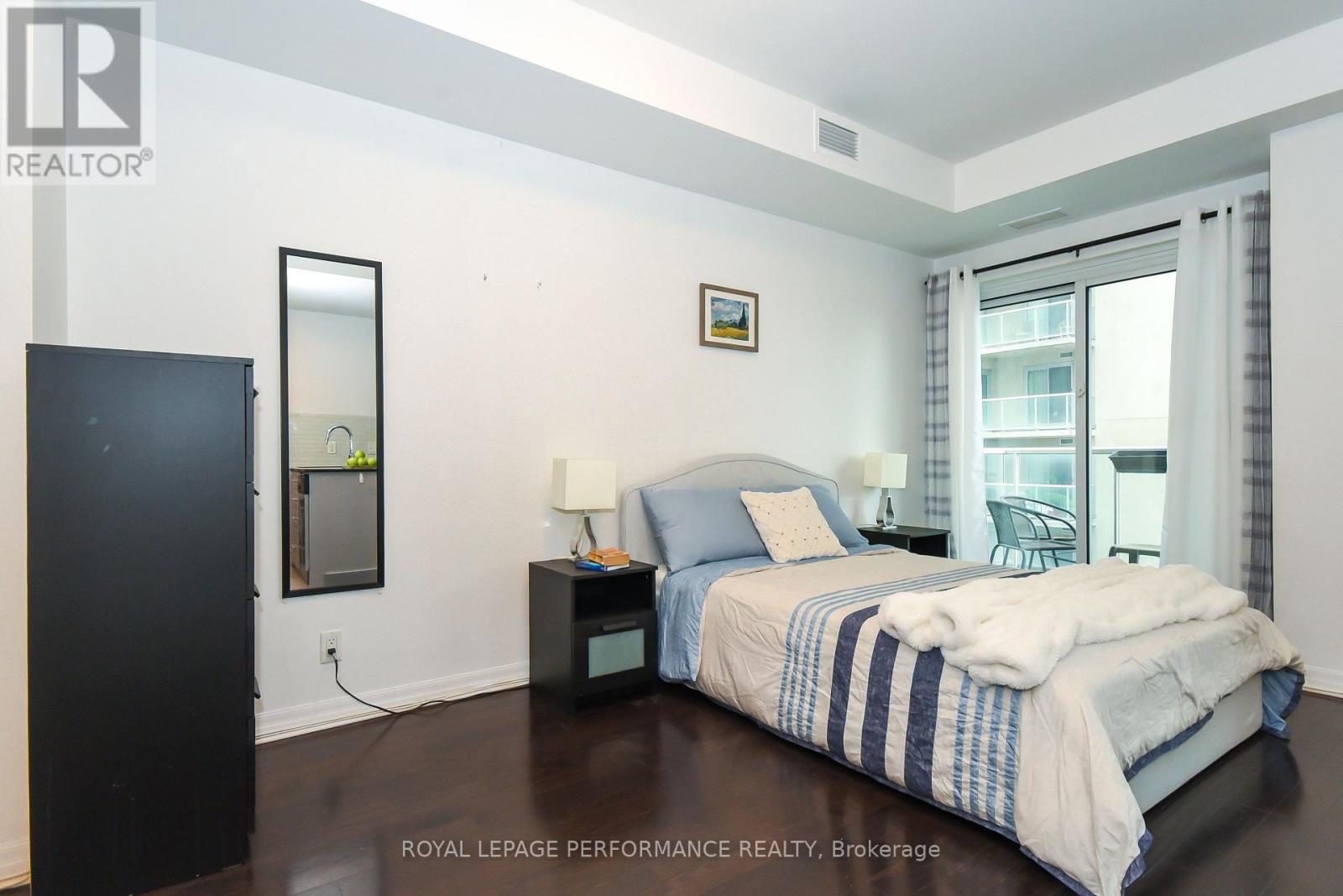 1808 - 242 Rideau Street