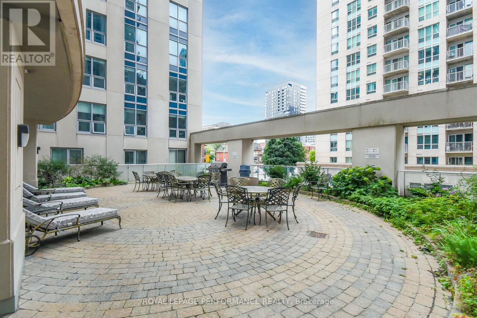1808 - 242 Rideau Street