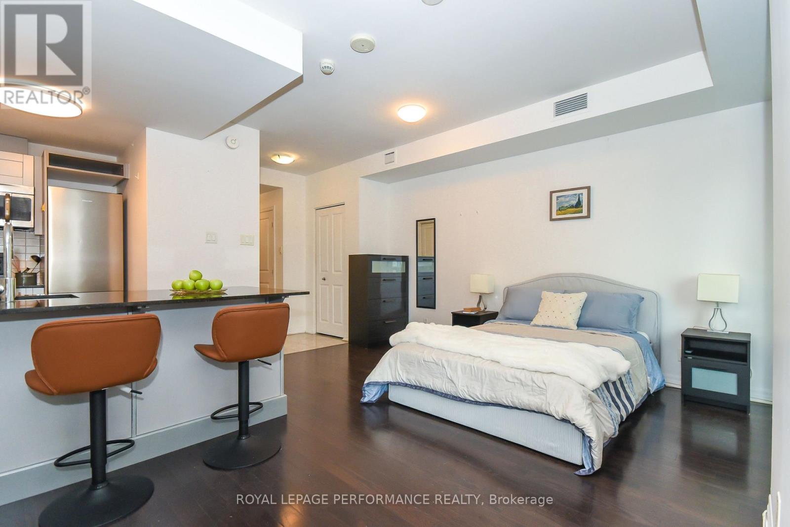 1808 - 242 Rideau Street