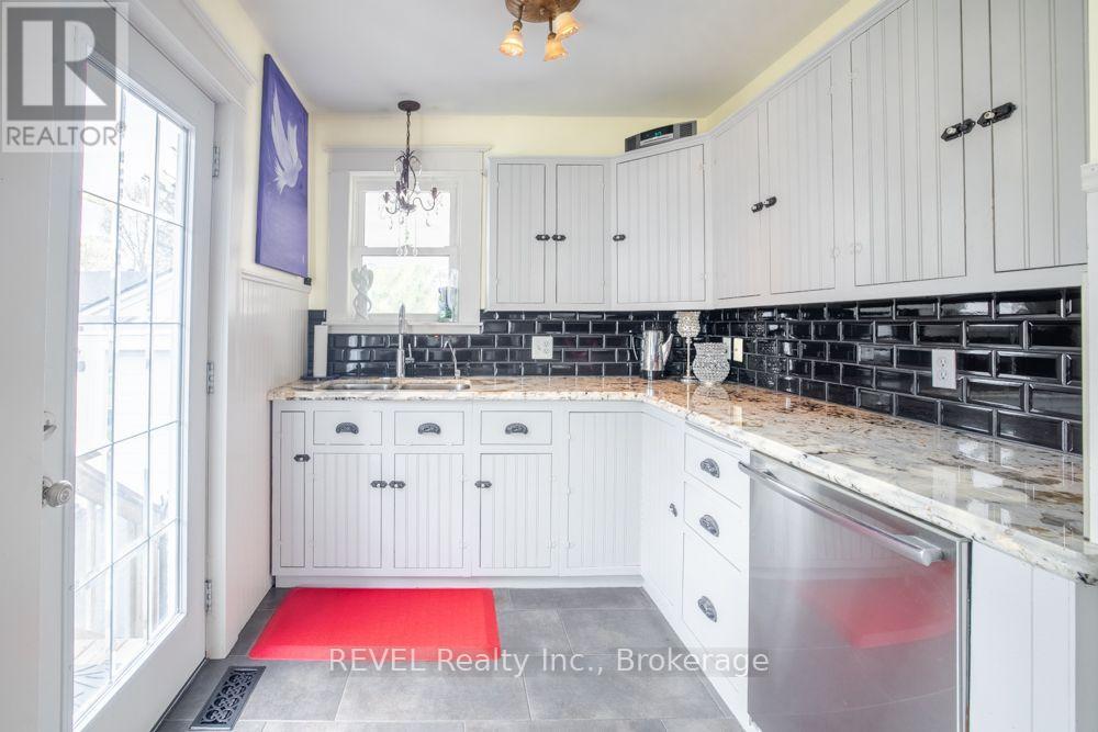 550 LAKESHORE ROAD - 17