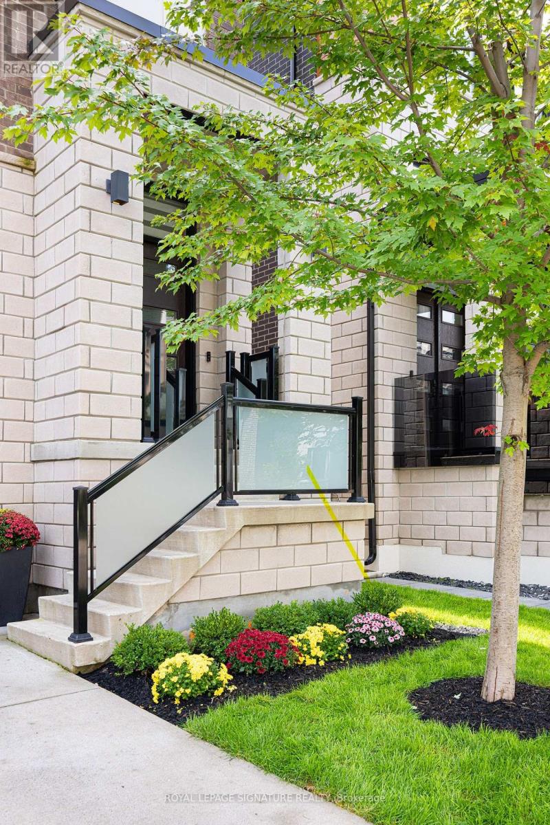 19 Hollyhock Court, Toronto, ON photo 3