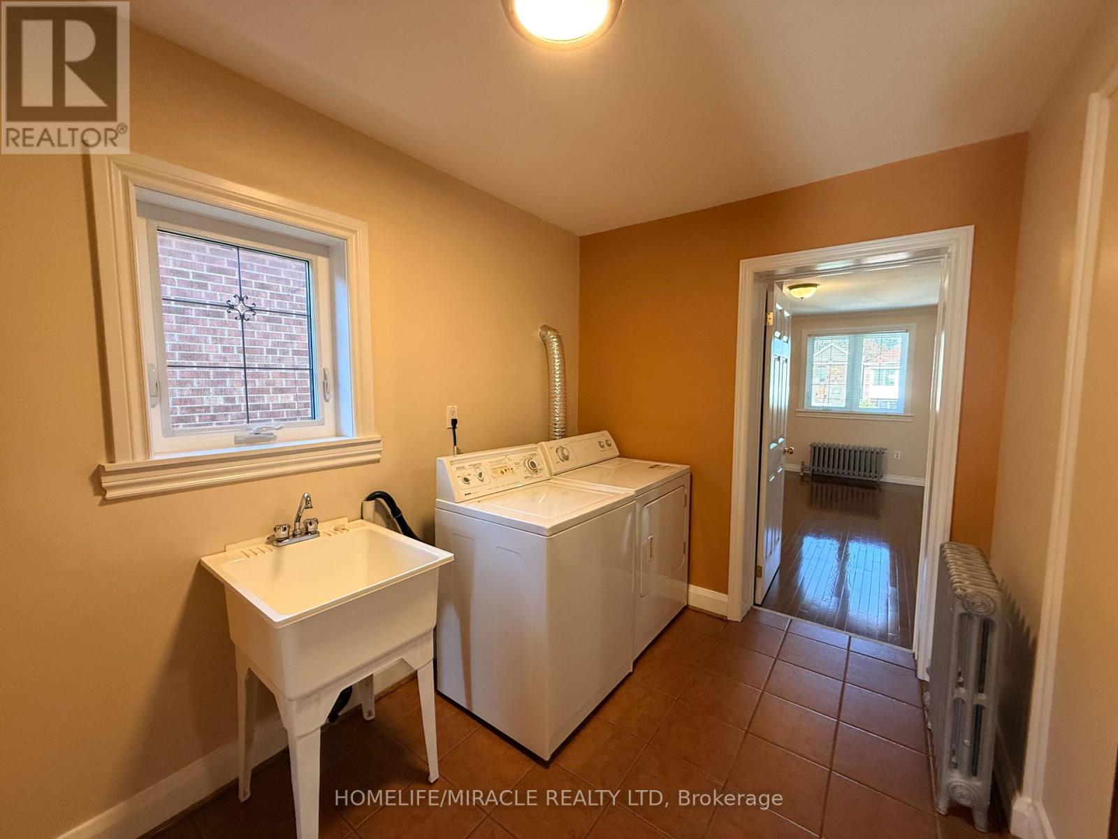 228 BROWNING AVENUE - 23