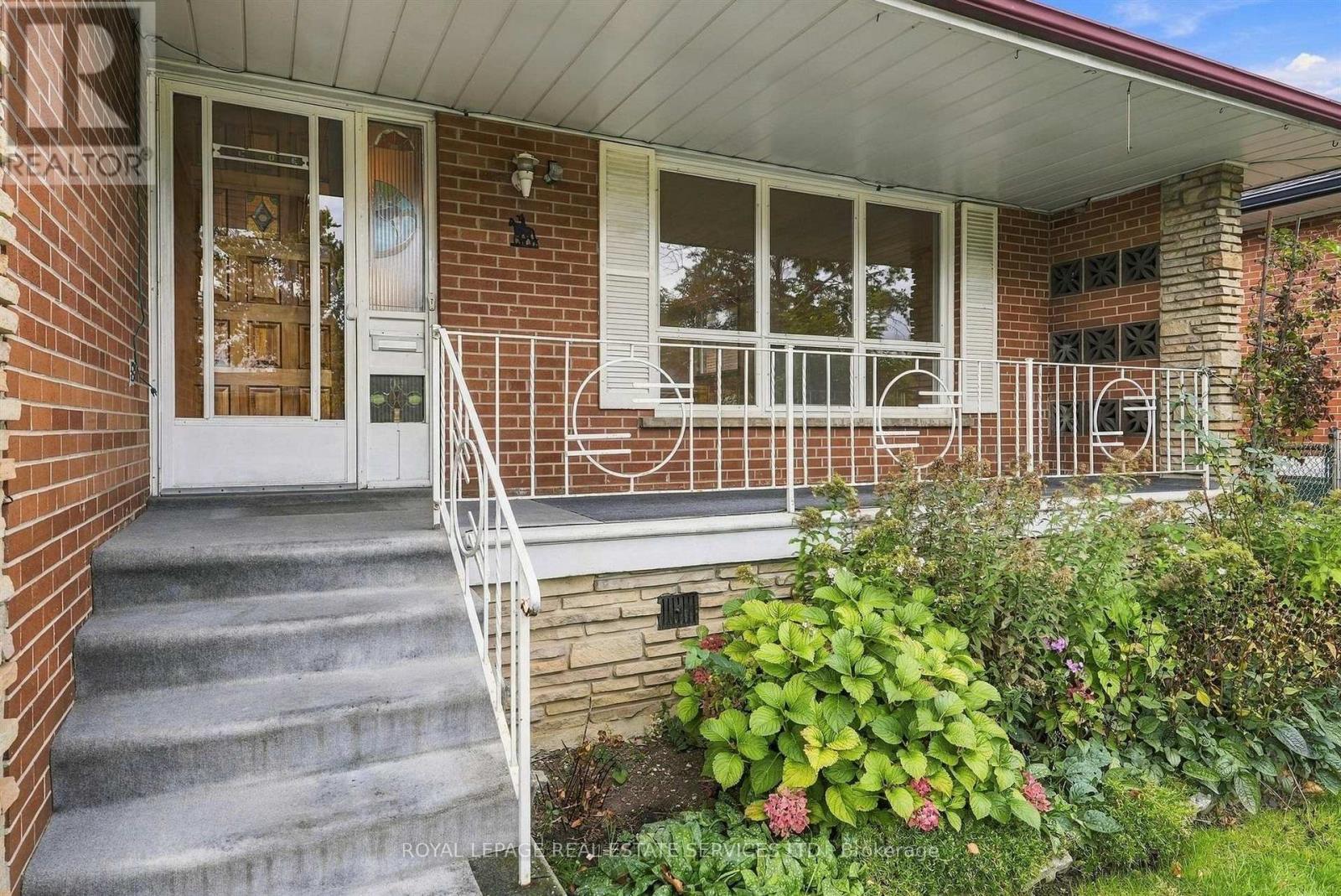 30 Vanguard Drive, Toronto, ON photo 2