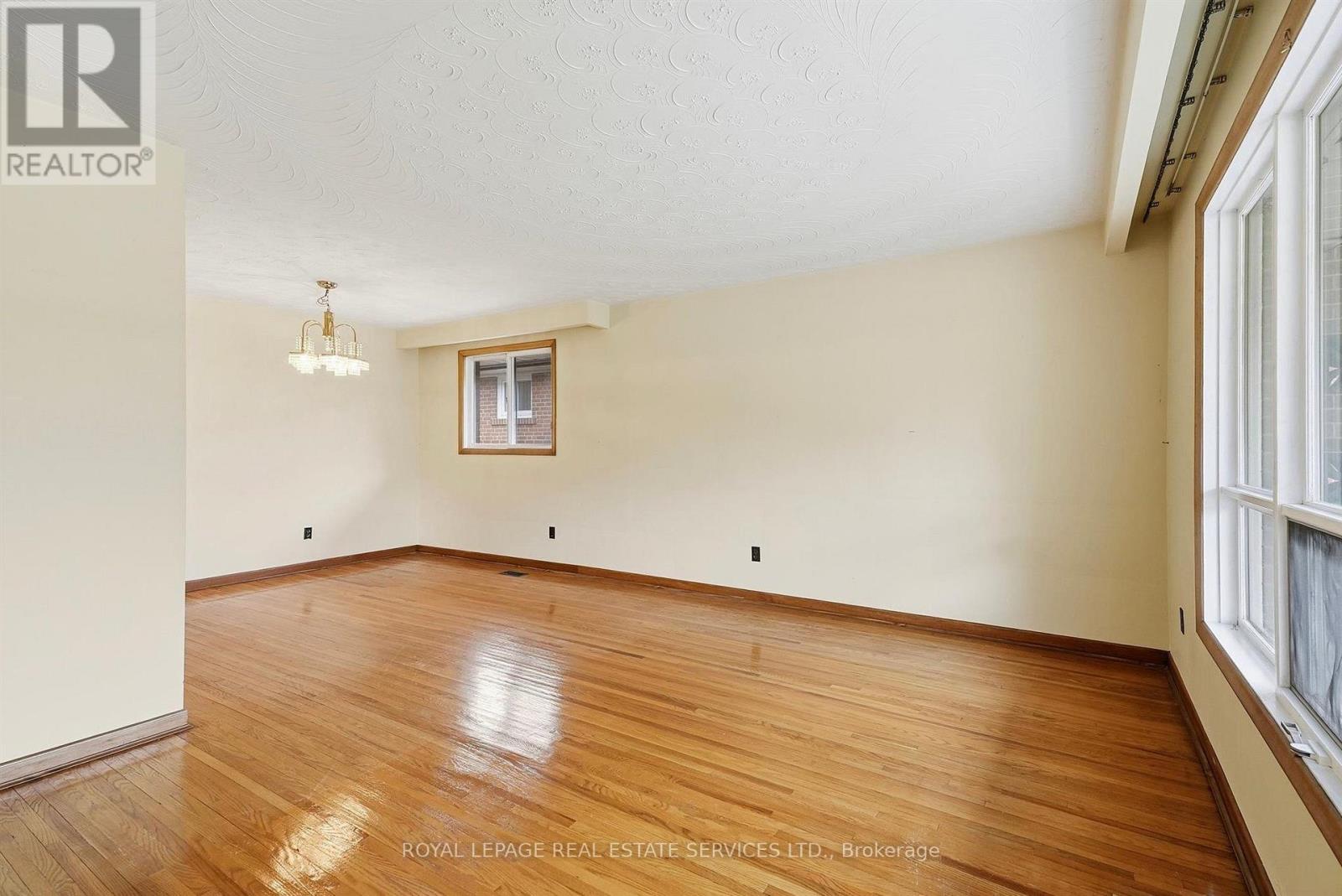 30 Vanguard Drive, Toronto, ON photo 6