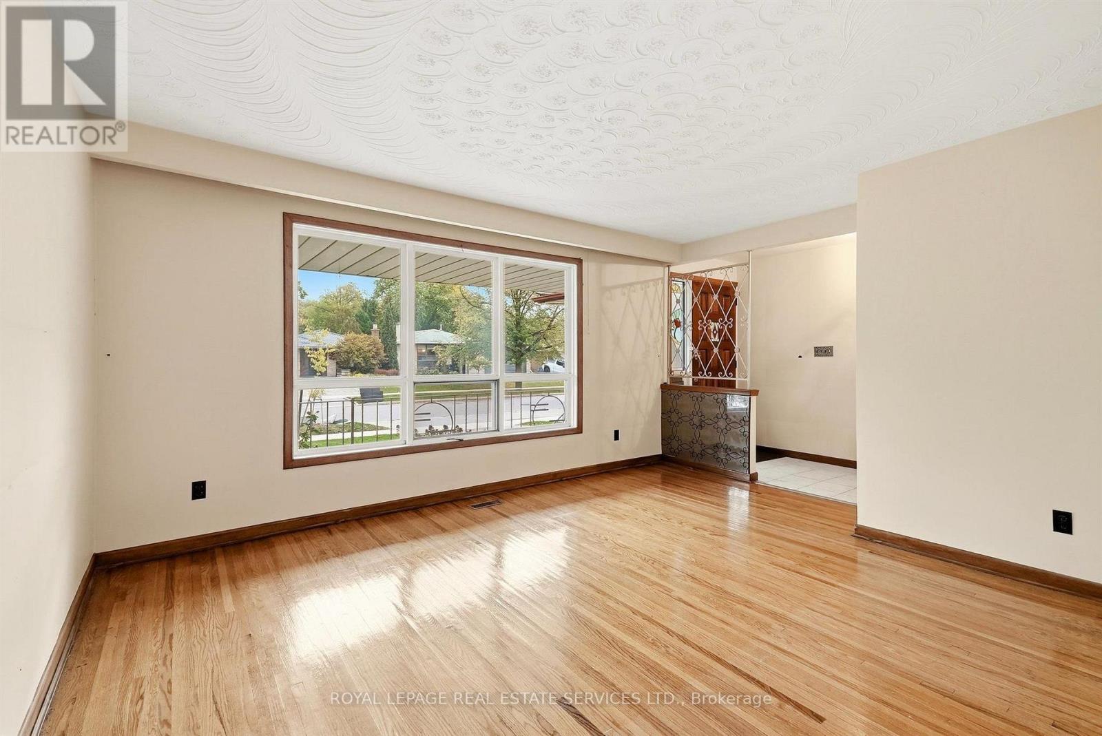 30 Vanguard Drive, Toronto, ON photo 8