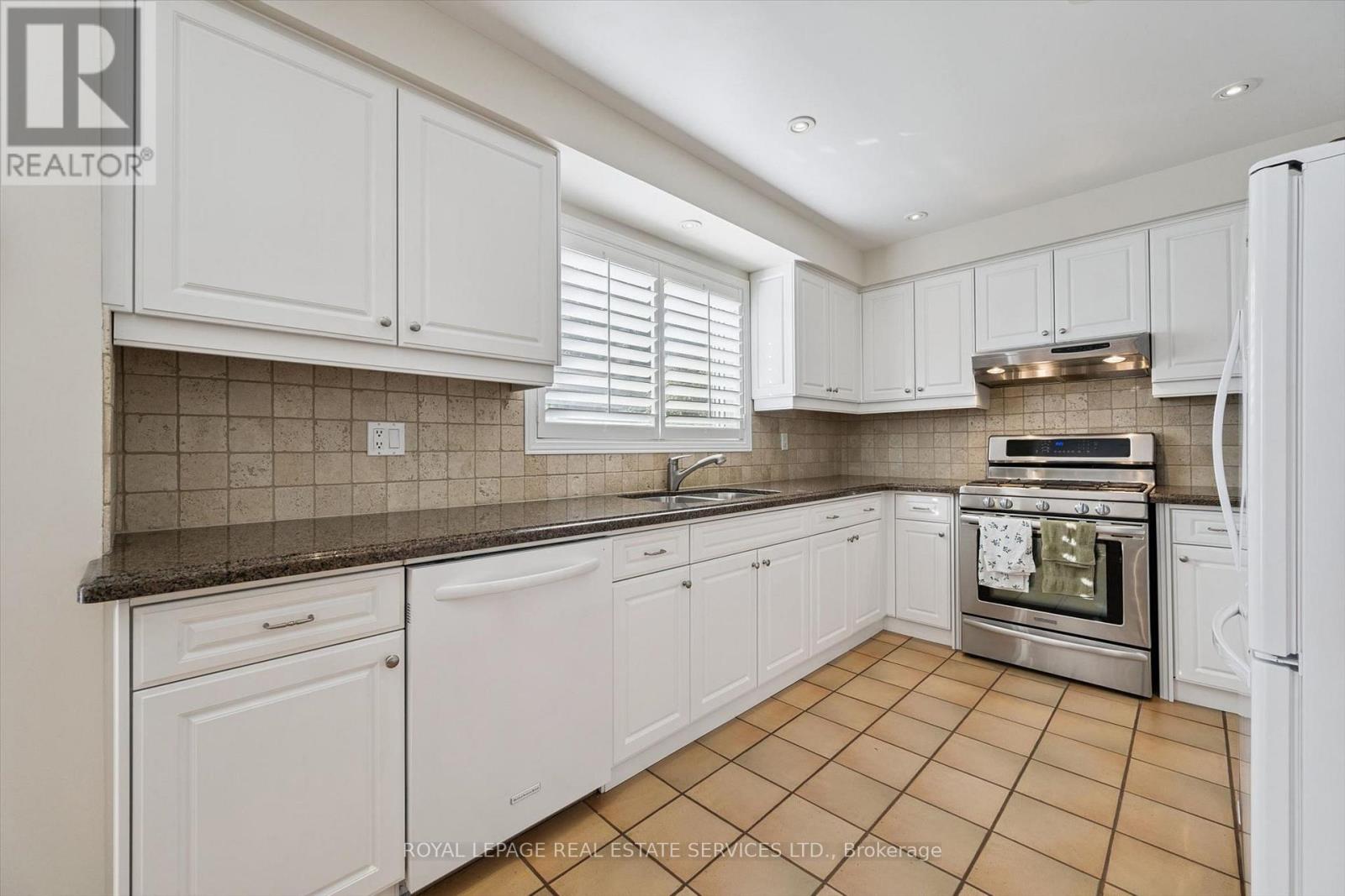 200 All Saints Crescent, Oakville, ON photo 11