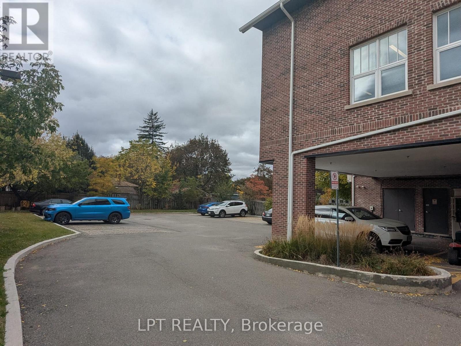 46 Queen Unit 302 photo 3