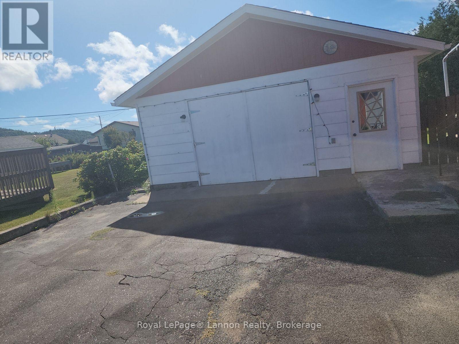 306 WALKER STREET E, photo 3