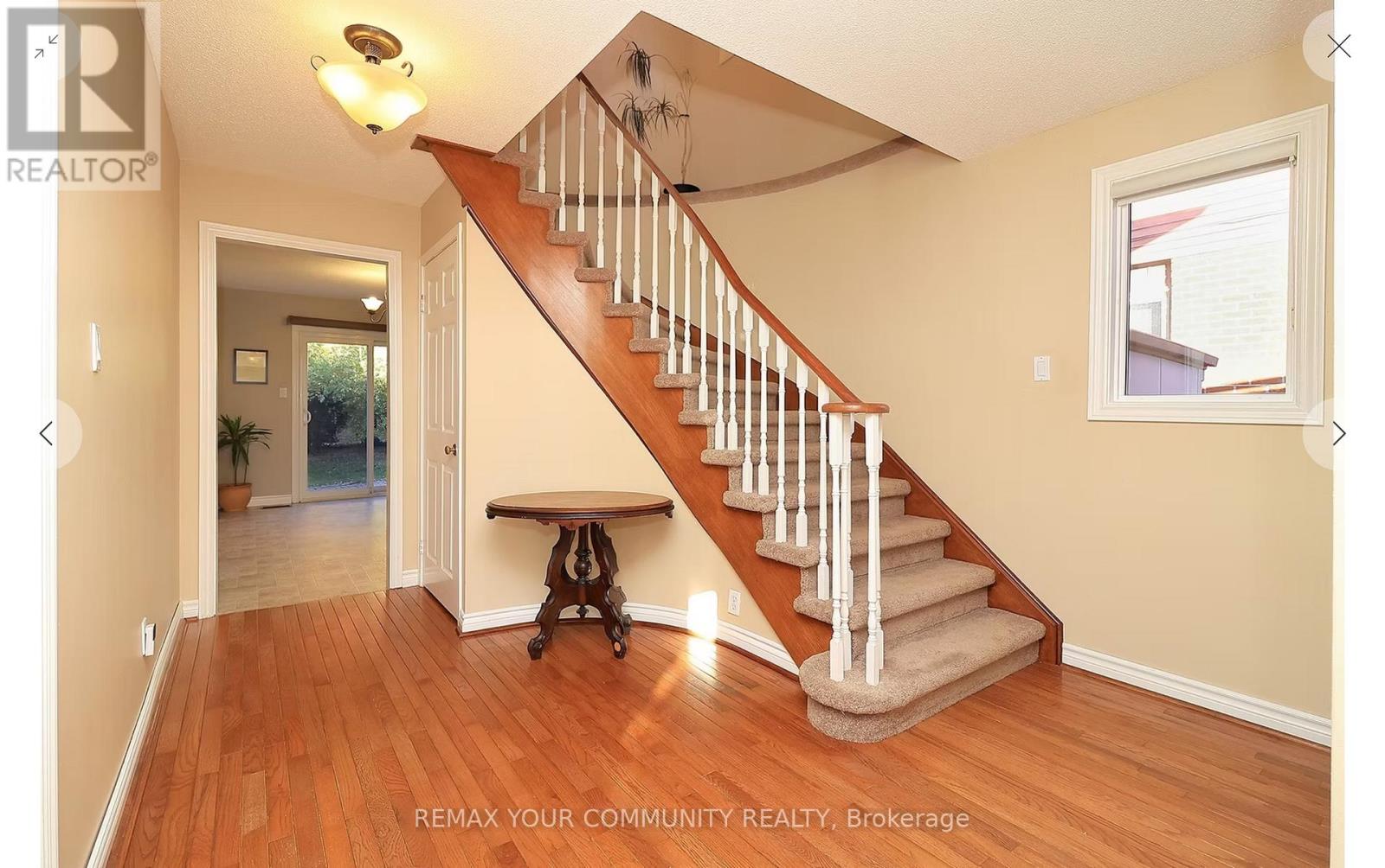 161 Billings Crescent, Newmarket, ON photo 3