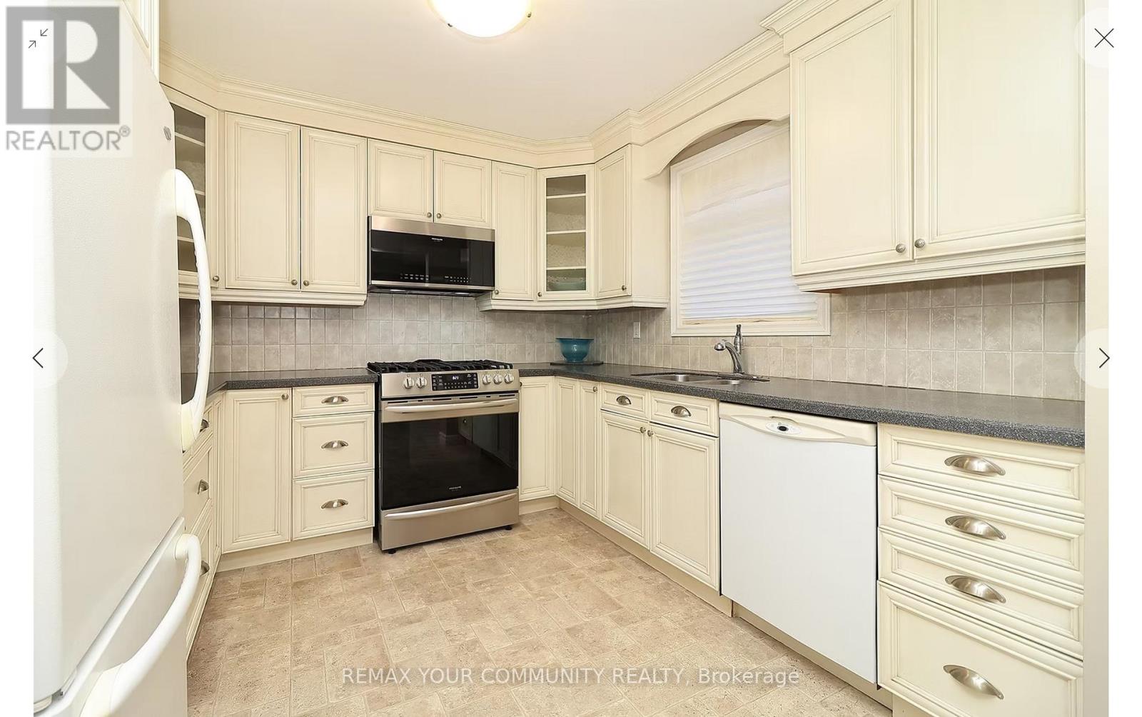 161 BILLINGS CRESCENT - 11