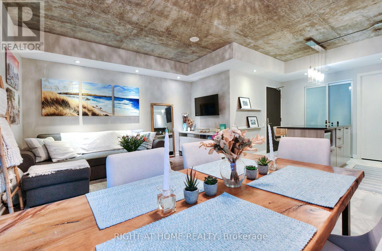 #422 95 BATHURST STREET - 15