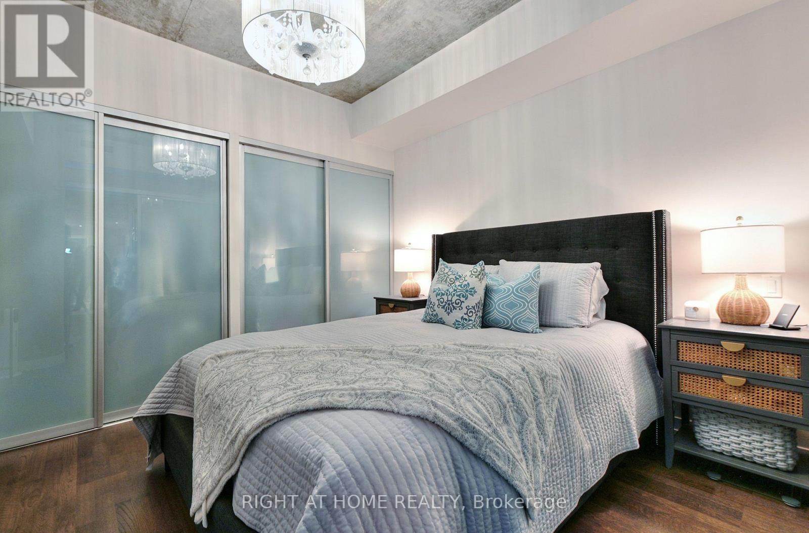 #422 95 BATHURST STREET - 16