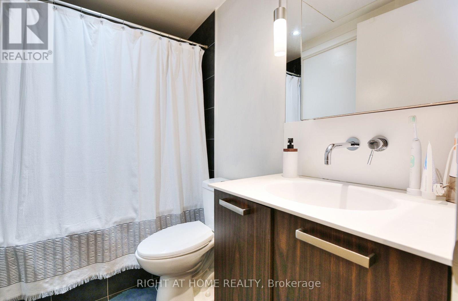#422 95 BATHURST STREET - 21