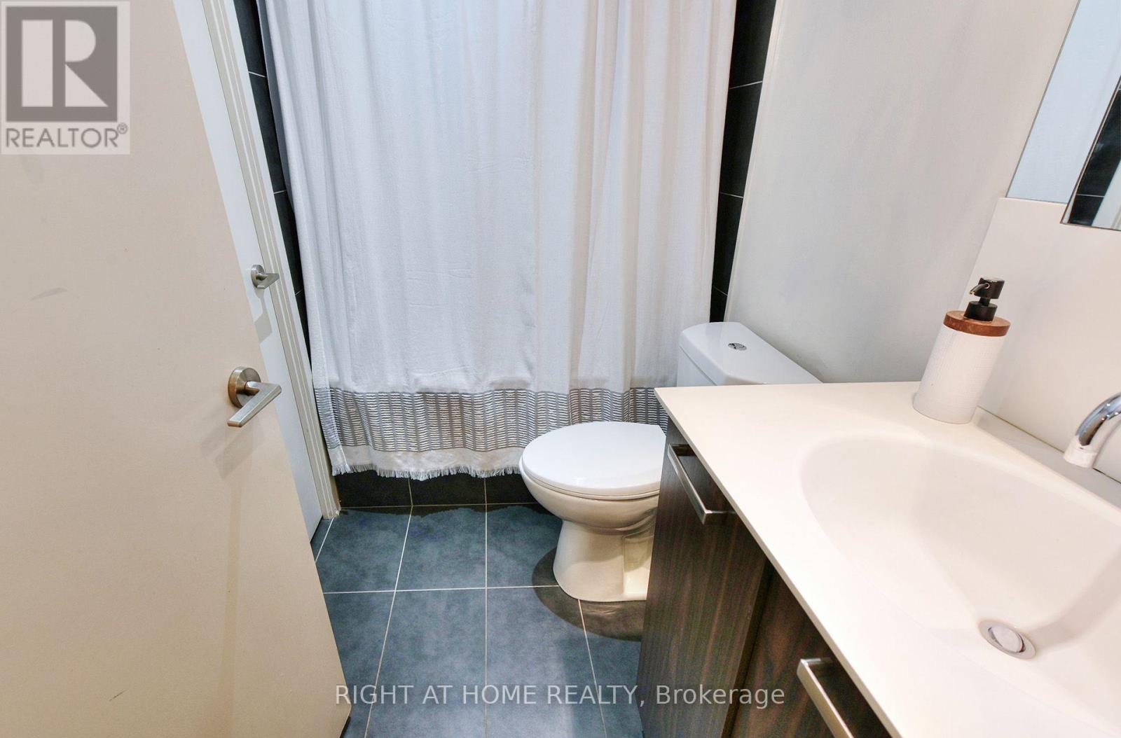 #422 95 BATHURST STREET - 22