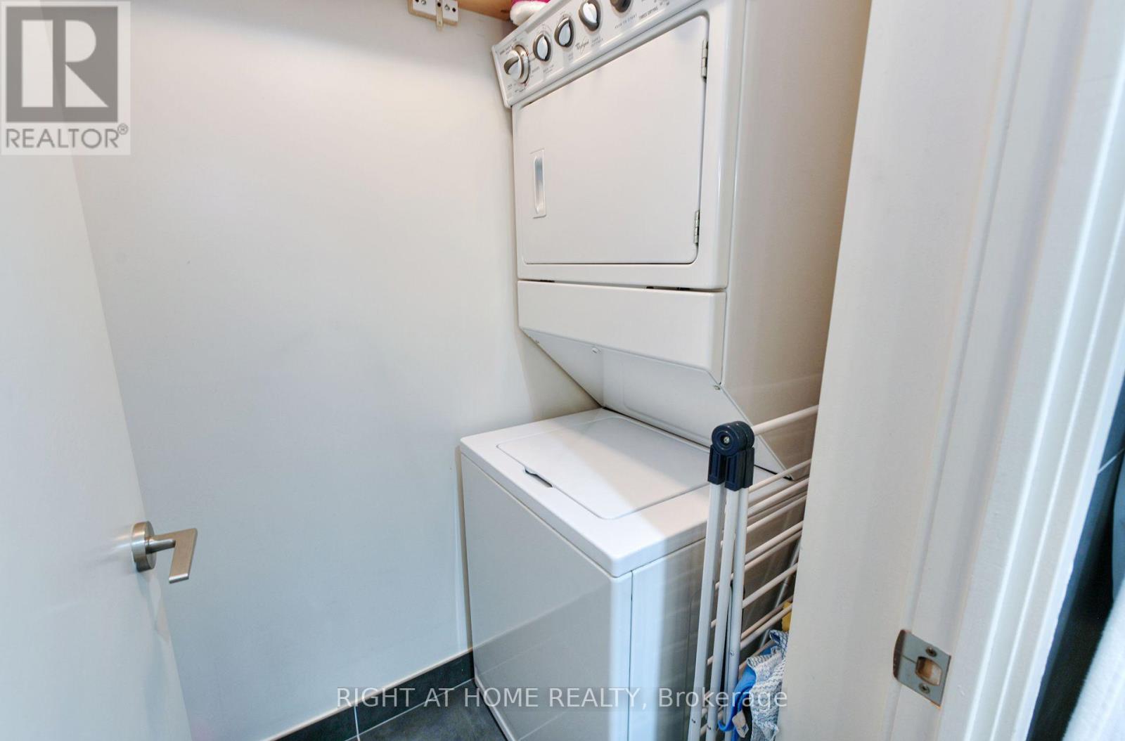 #422 95 BATHURST STREET - 23