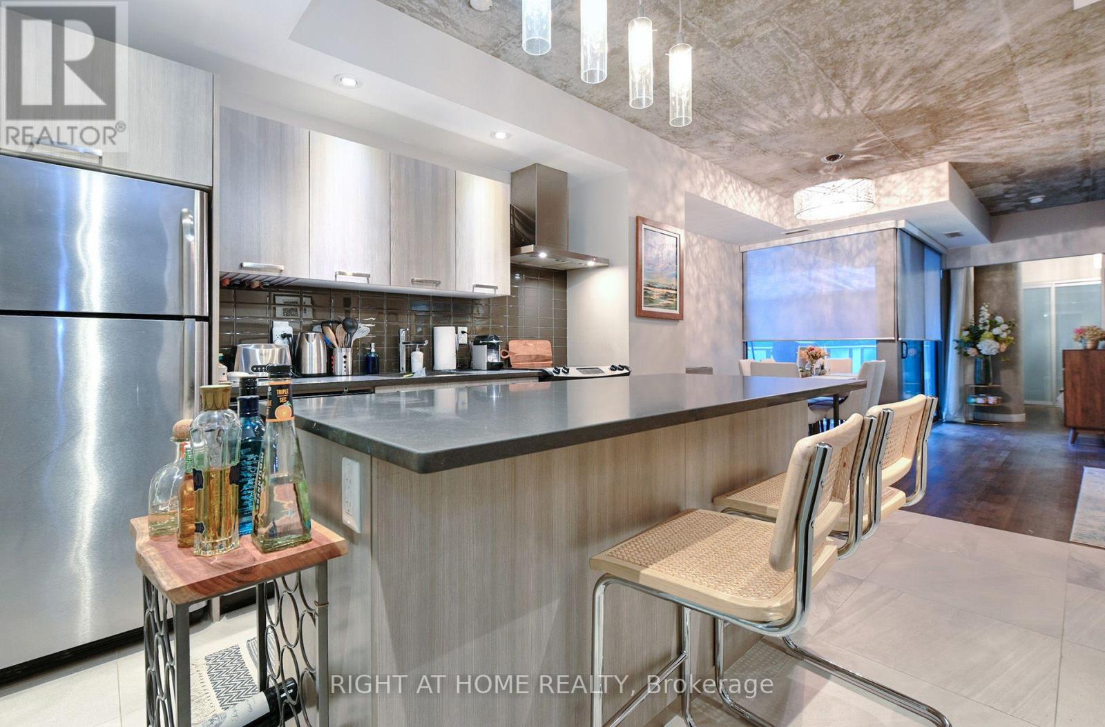 #422 95 BATHURST STREET - 5