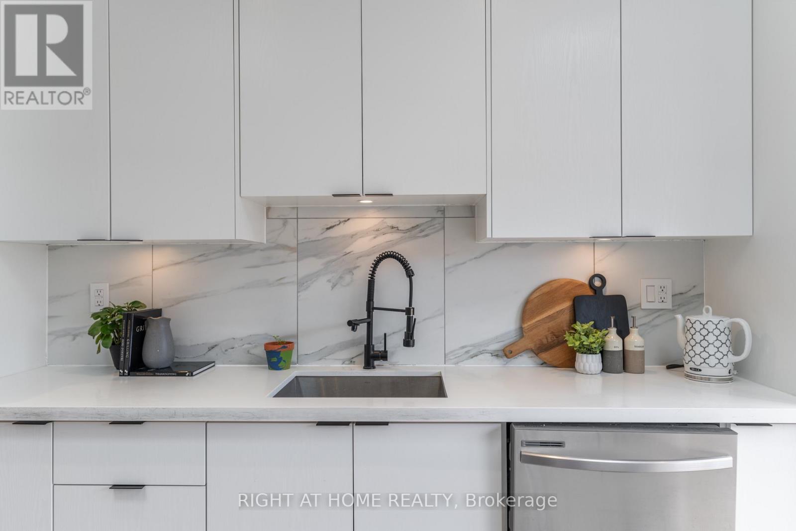 5 1/2 Luttrell Avenue, Toronto, ON photo 17
