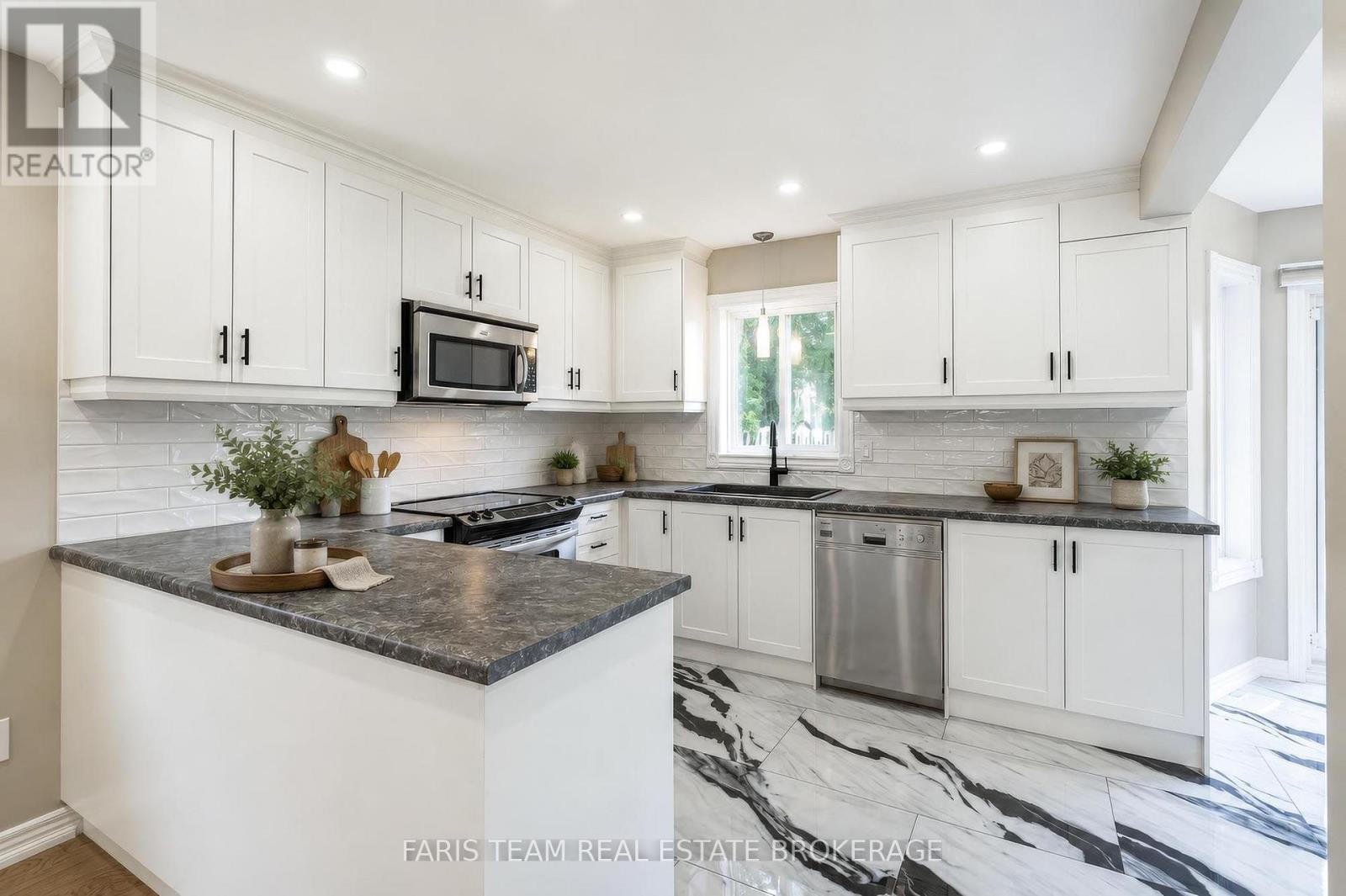 186 FERNDALE DRIVE S - 5