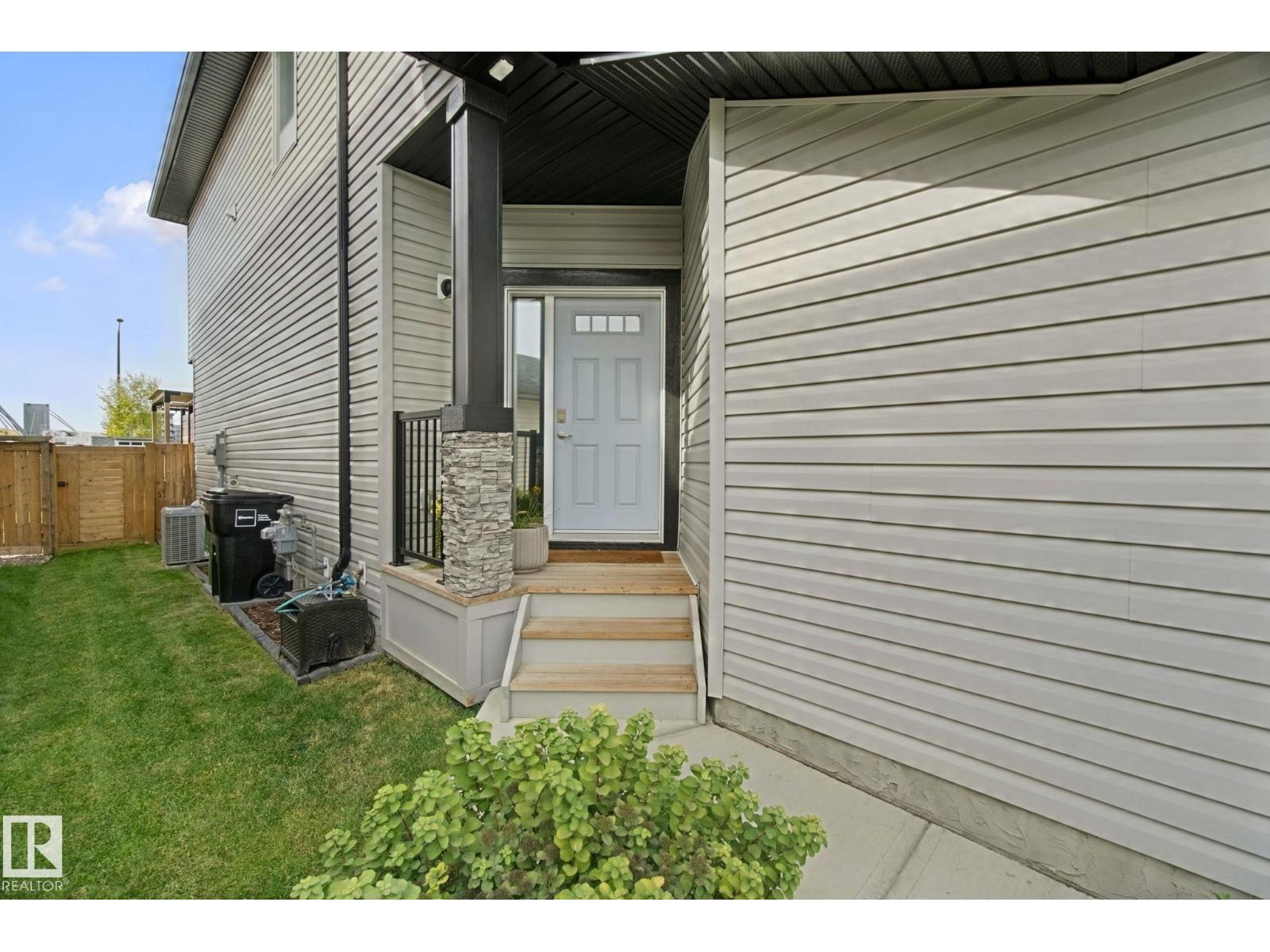 818 Cavanagh HE SW, Edmonton — photo 2