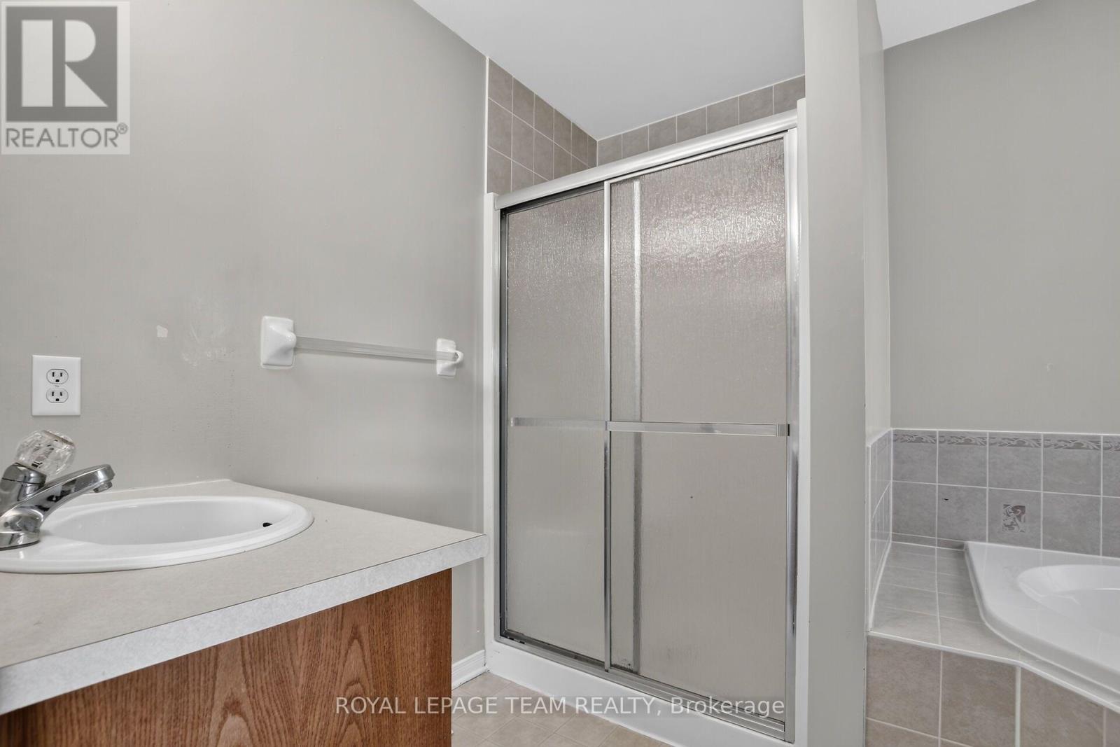 Condos for Sale in Ottawa – 3 CHANTILLY GATE, Ottawa – By Peter Sagos - Image 23