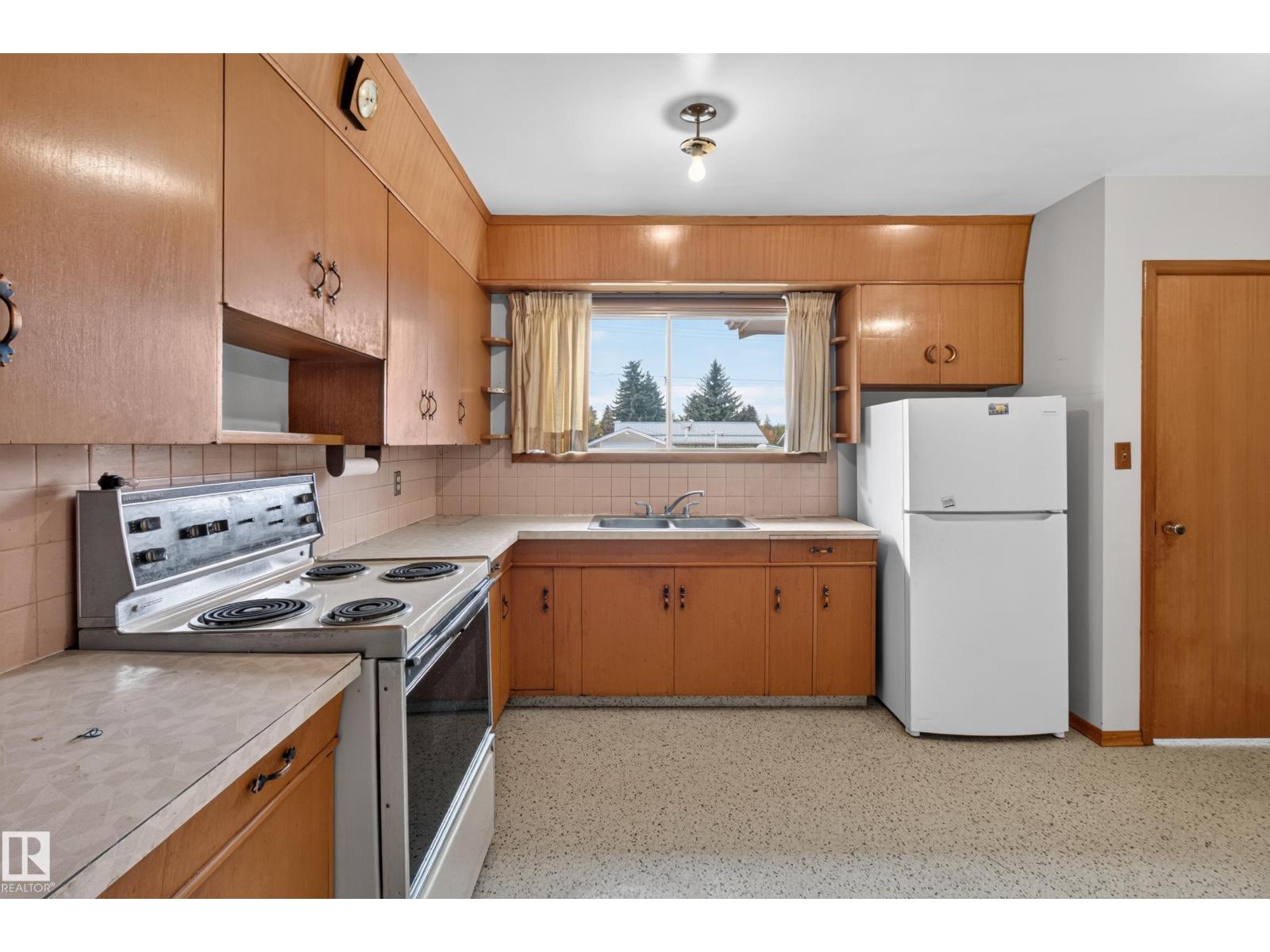 6321 104 AV NW, Edmonton — photo 14
