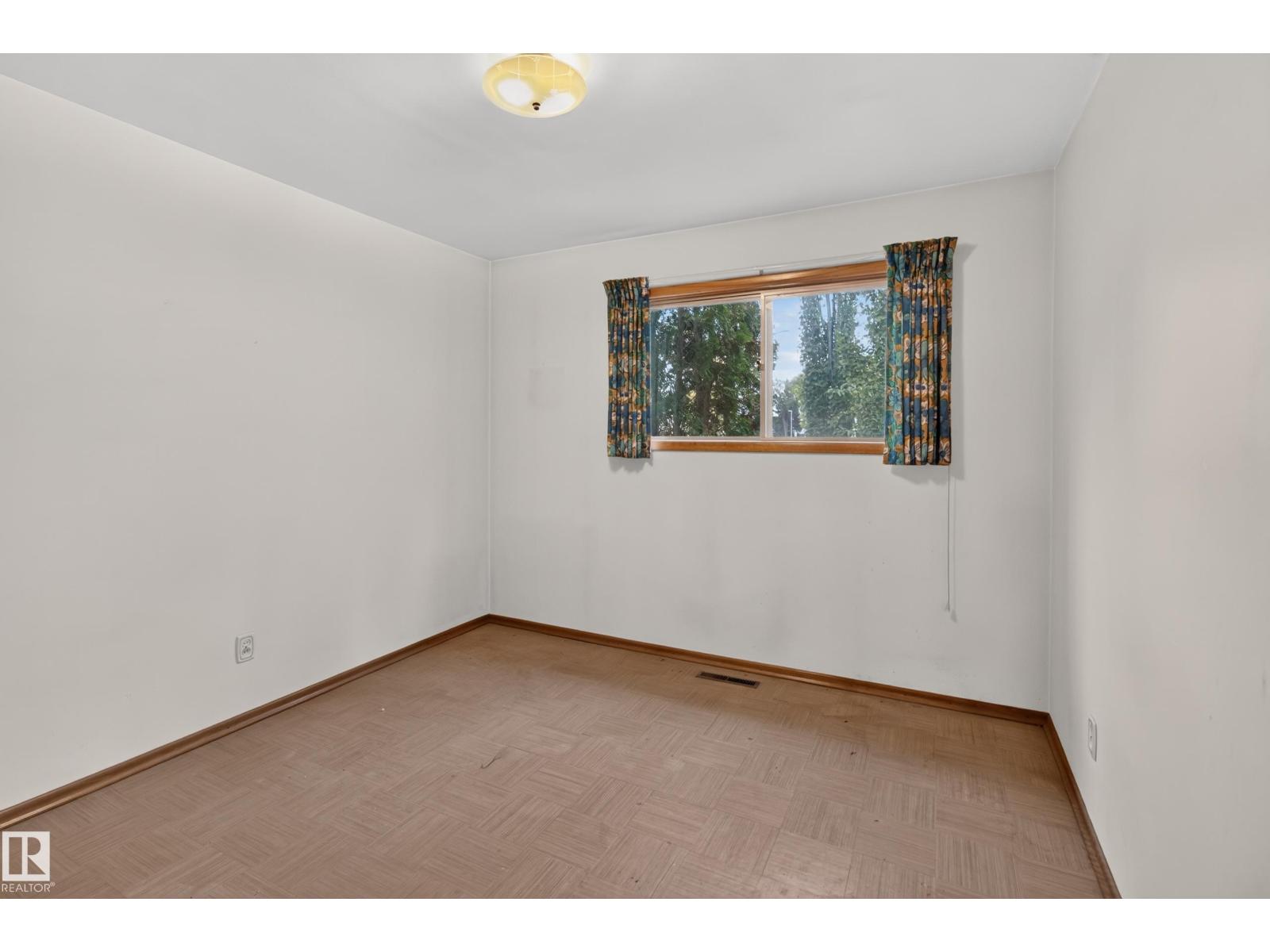 6321 104 AV NW, Edmonton — photo 17