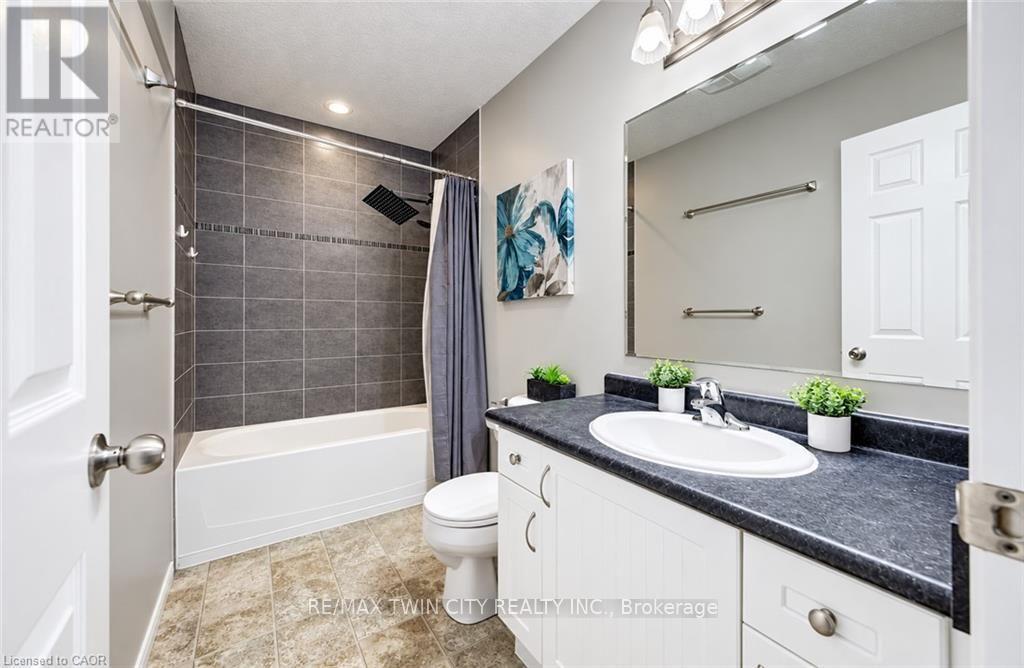 63 SORRENTO Street, Kitchener, ON photo 20