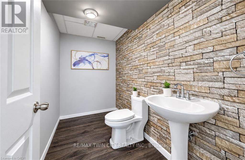 63 SORRENTO Street, Kitchener, ON photo 23