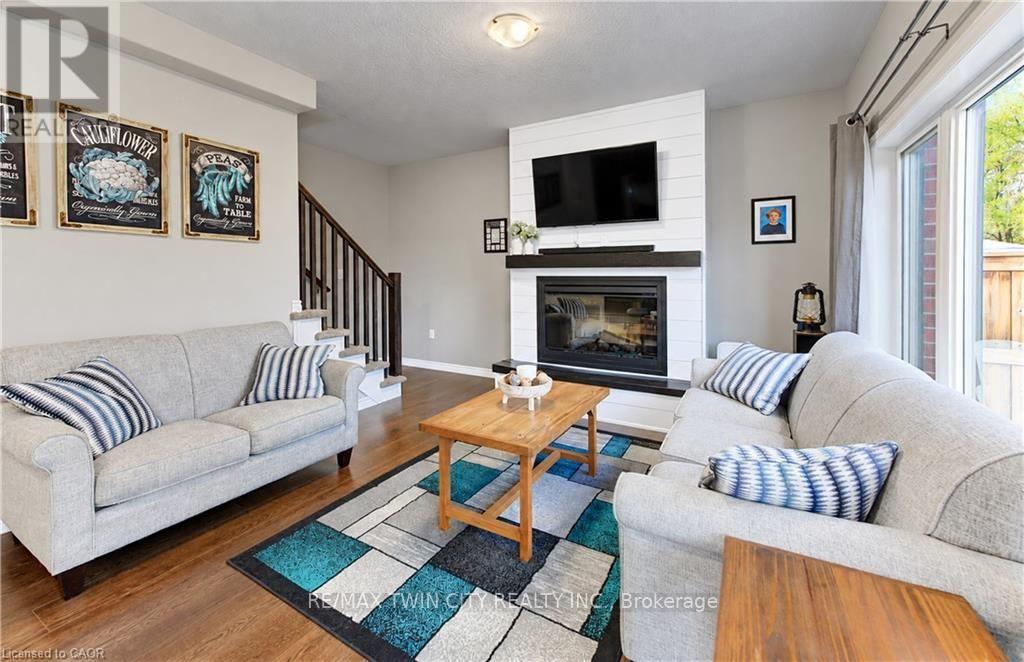 184 SNYDER Avenue North, Woolwich, ON photo 16