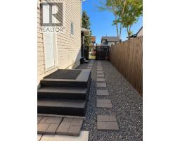4pc Bathroom - 4111 58 Street Ne, Calgary, AB T1Y4G1 Photo 9