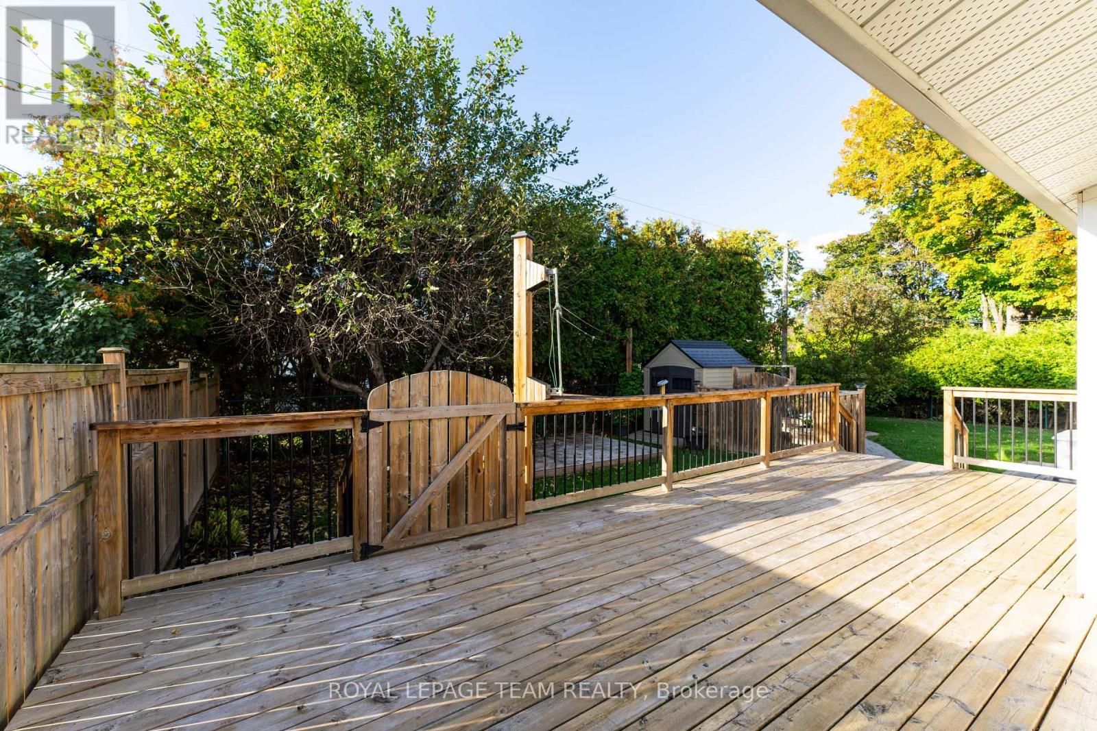 Large deck (2018) perfect for entertaining