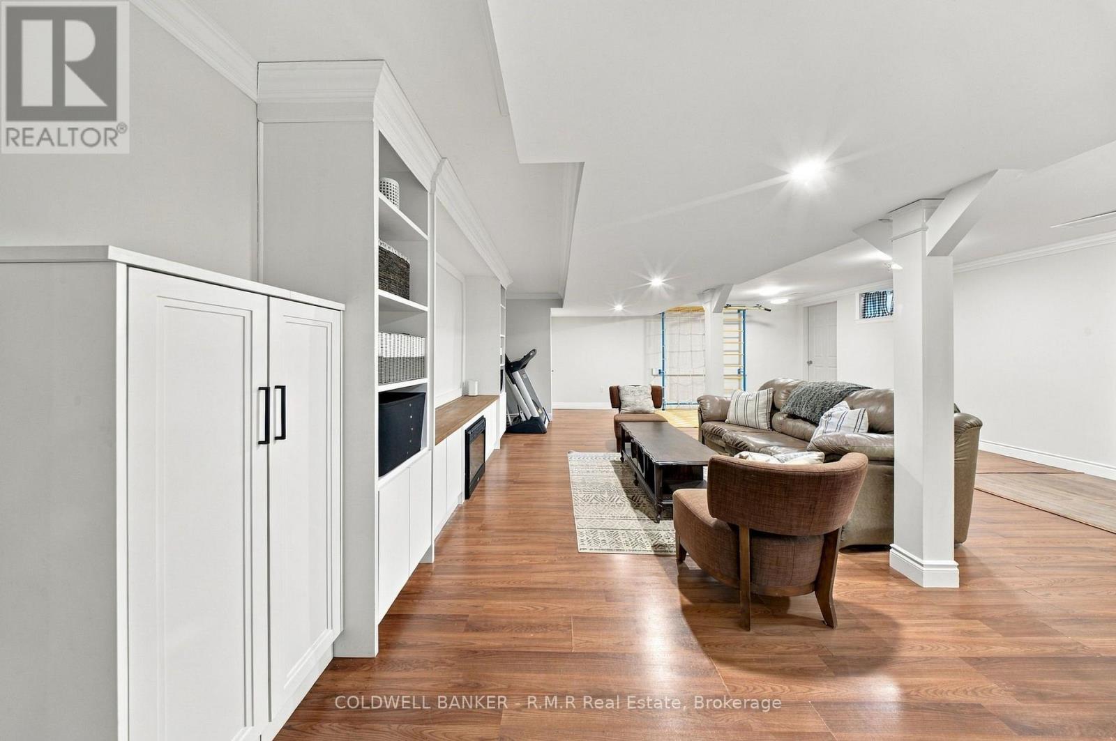 34 HELEN CRESCENT - 39