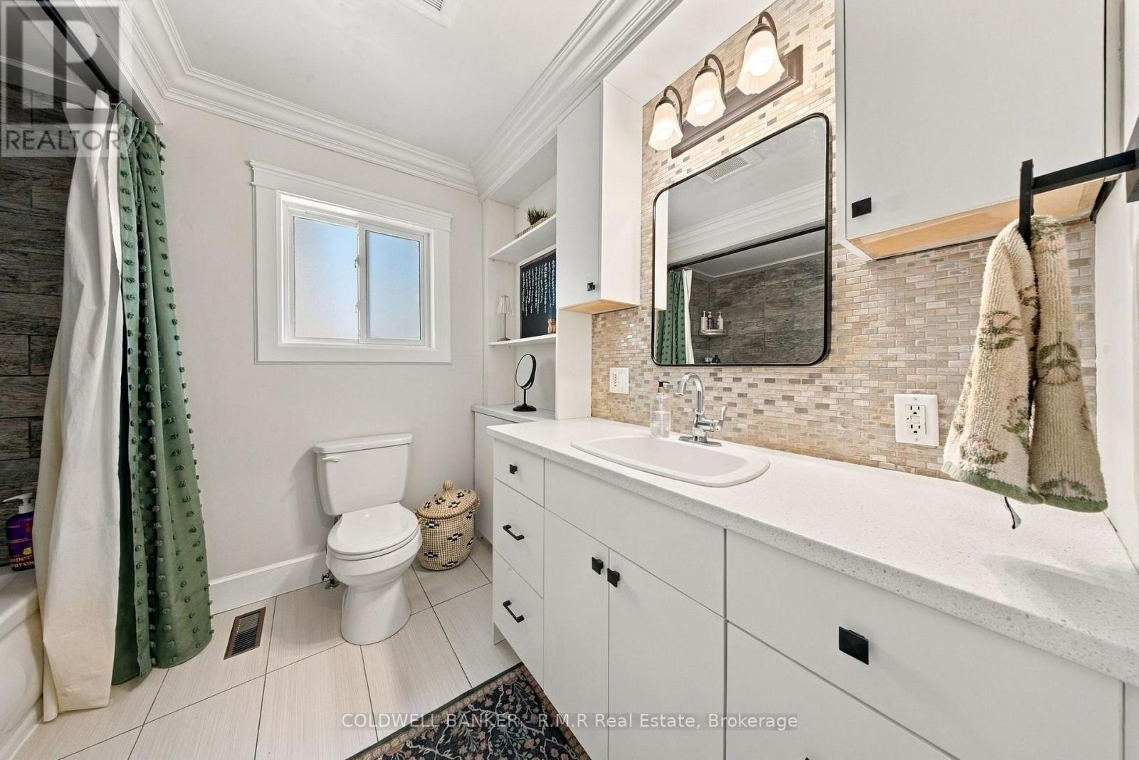 34 HELEN CRESCENT - 35