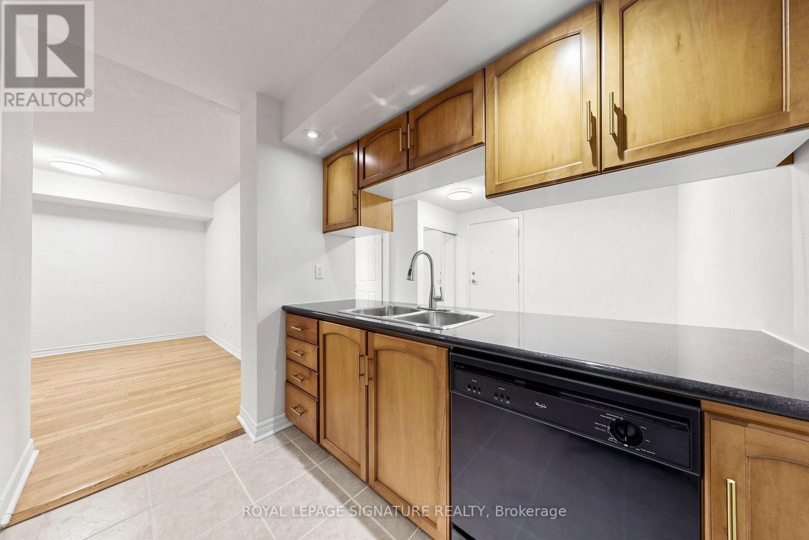 313- 270 Wellington Street West, Toronto, ON photo 8