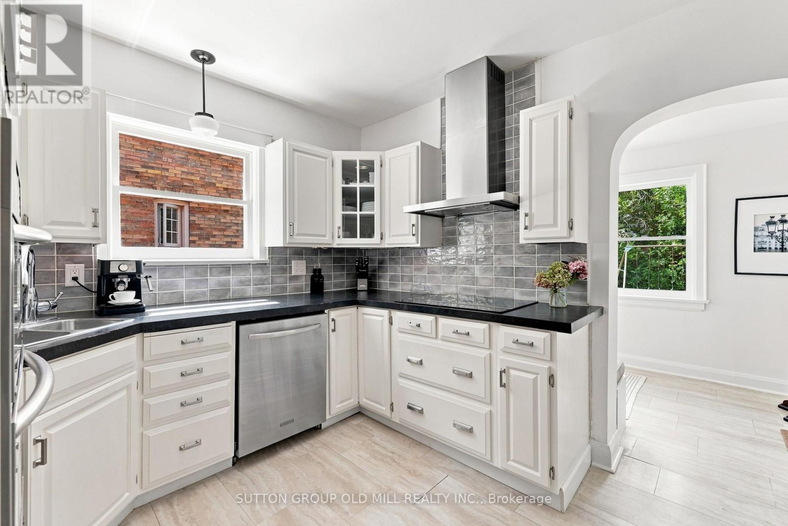 10 Queens Avenue, Toronto, ON photo 16