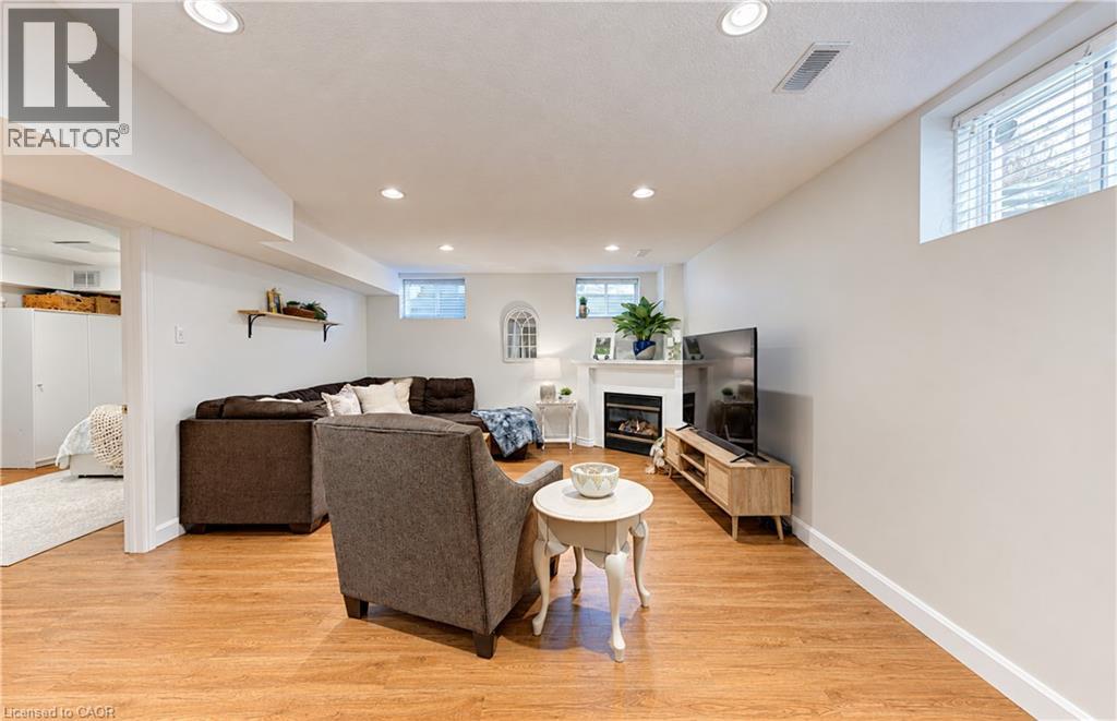 410 SANDY COVE Crescent - 33