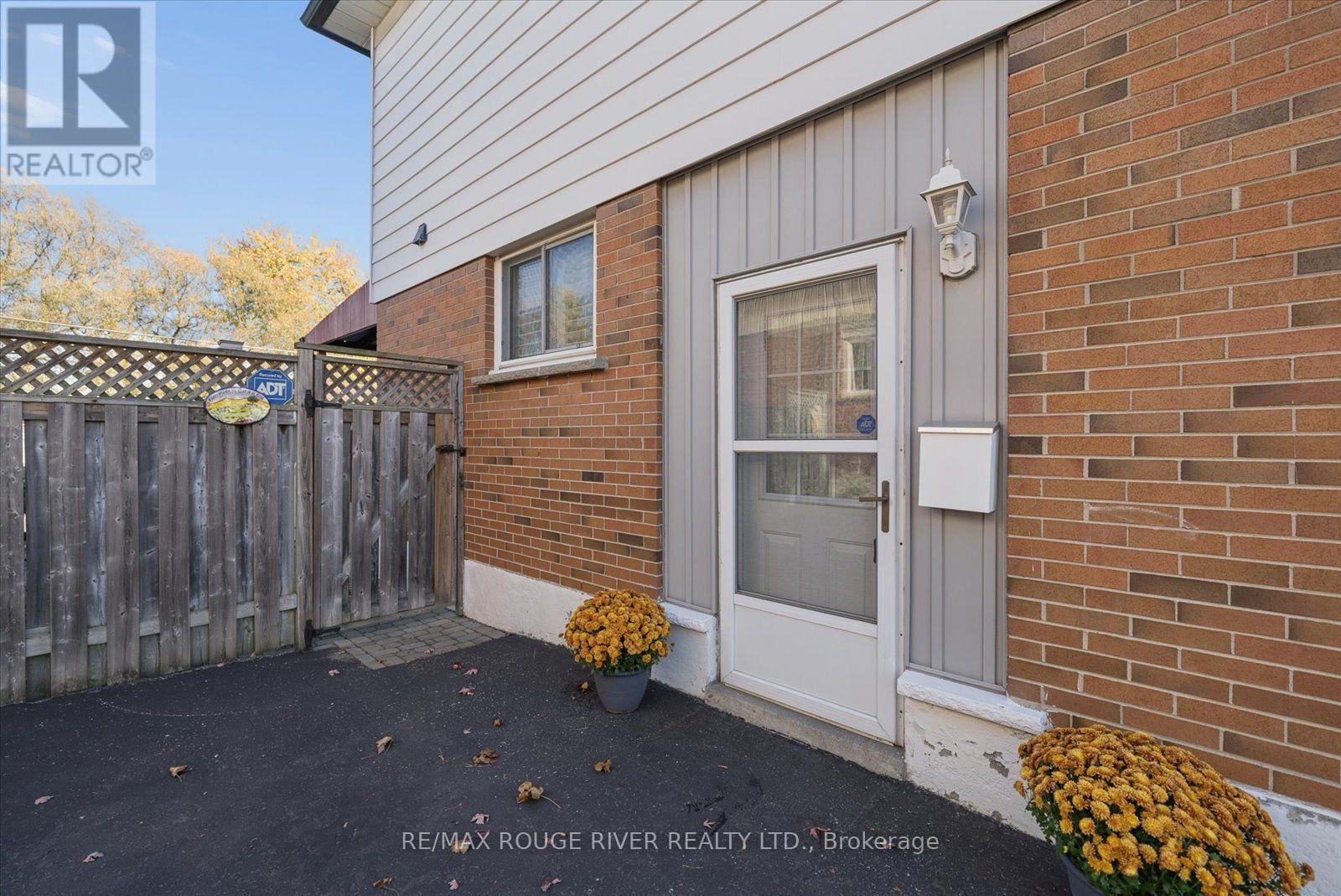 297 Durham Court, Oshawa, ON photo 4