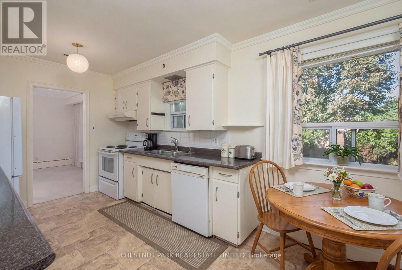 20 STRATHROY CRESCENT - 10