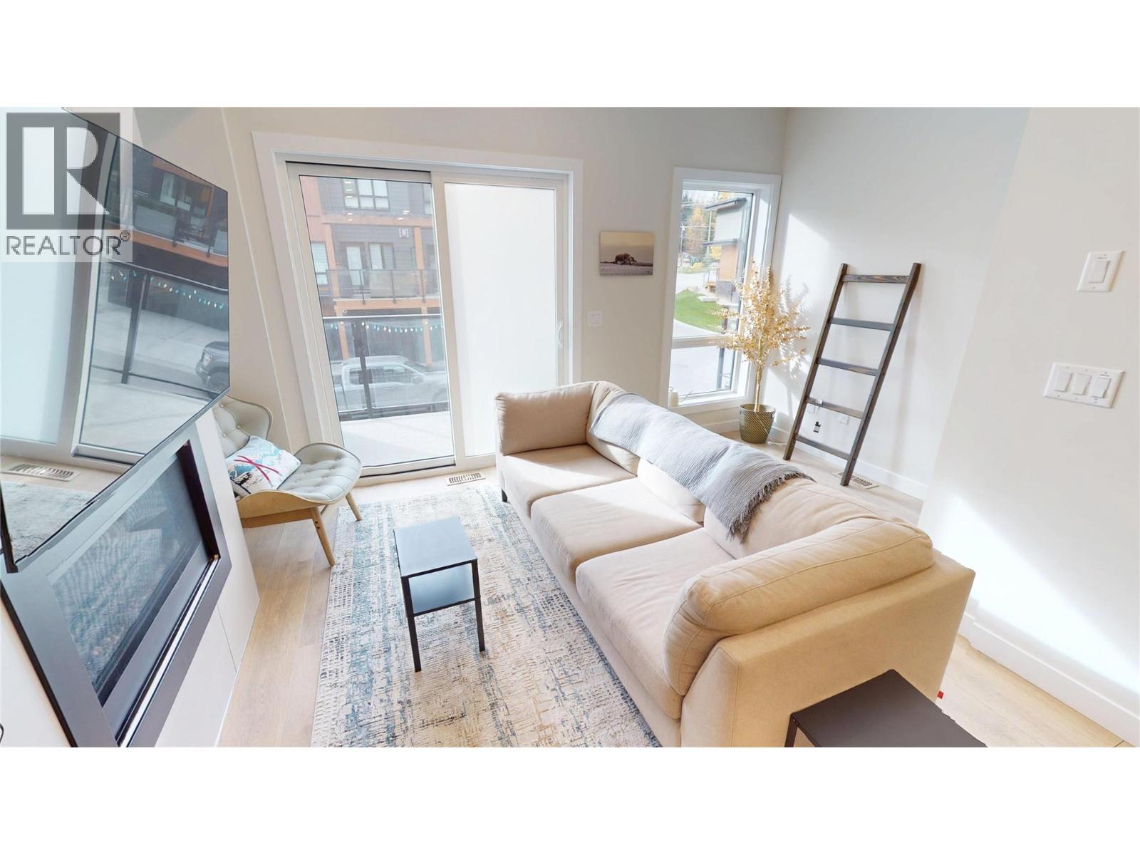 #203 2116 Panorama Drive - 19
